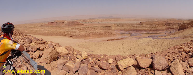 Вид на карьеры кратера Рамон
