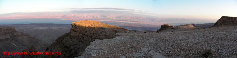 Вид на Мертвое море и Иорданские горы